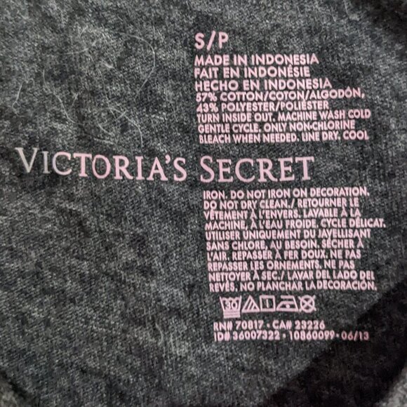 🧡 Victoria's Secret Grey Crop NYC Top - Picture 2 of 2